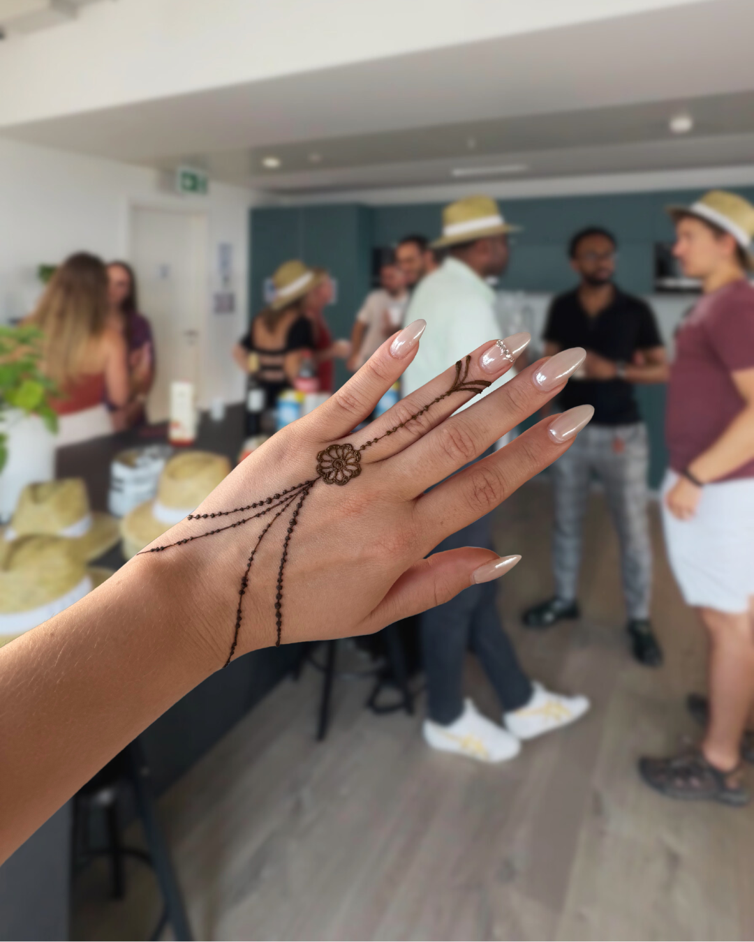 Afterwork party Geneva - henna stand