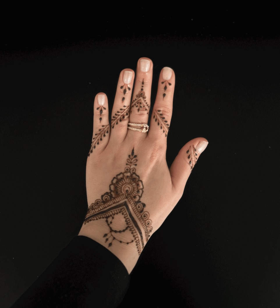 Henna in a dome pattern on hand in Geneva